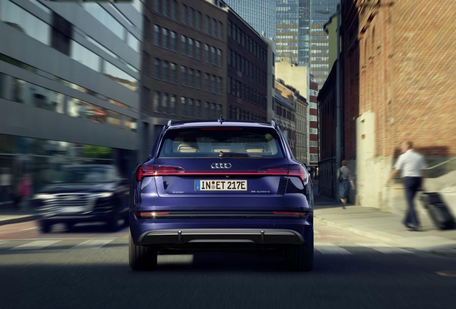  Audi e-tron 55 Quattro S-Line 2019 года  (WW) (фото 3 из 3)